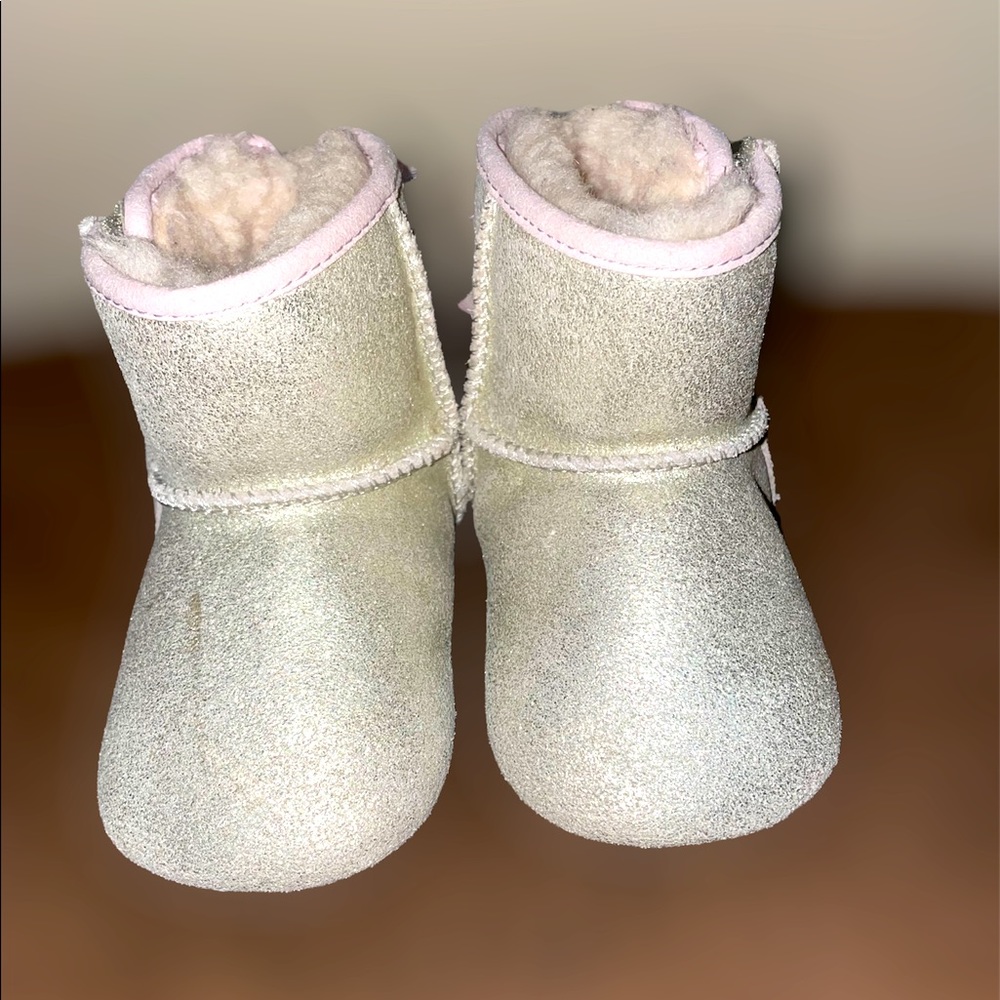 Jessie bow ll Baby UGG boots size 4/5